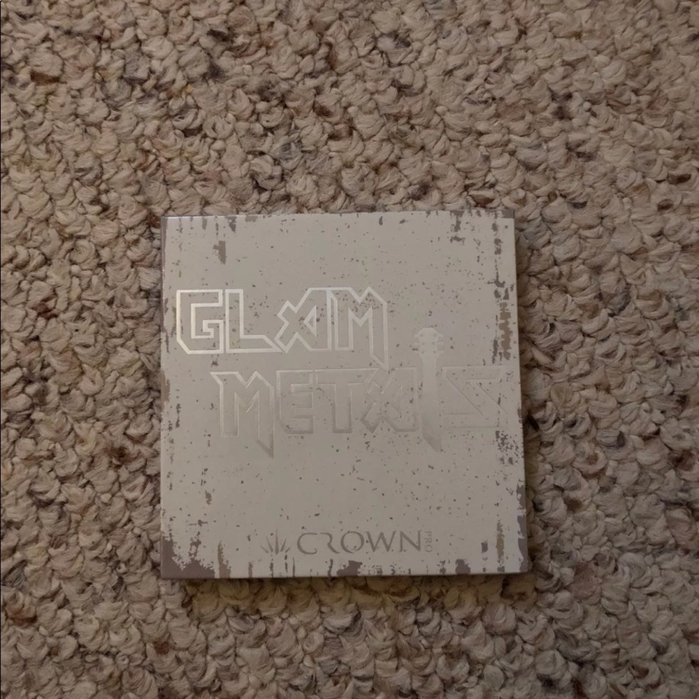 Crown glam metallic eyeshadow pallet